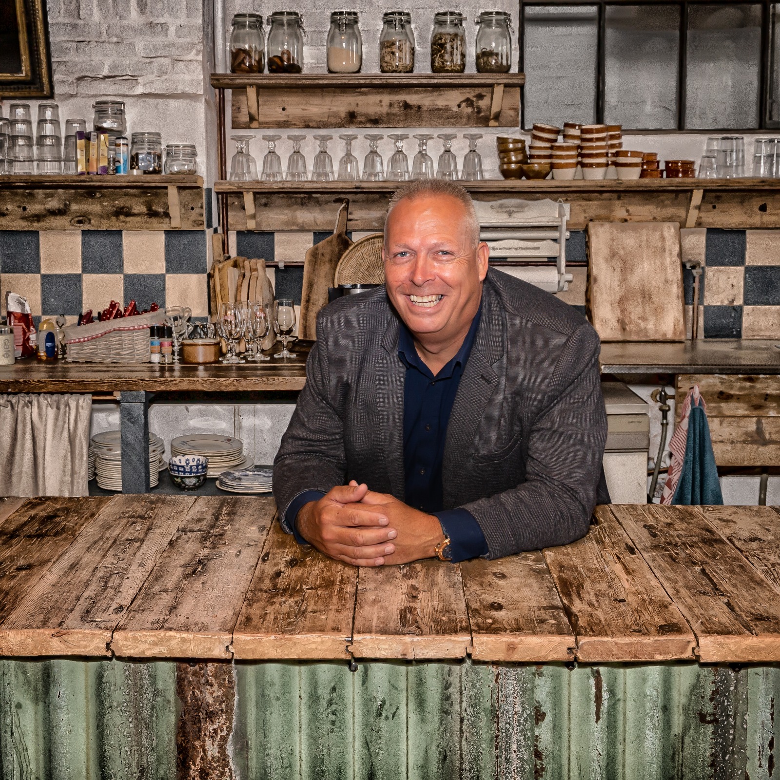 richie leunend op de bar